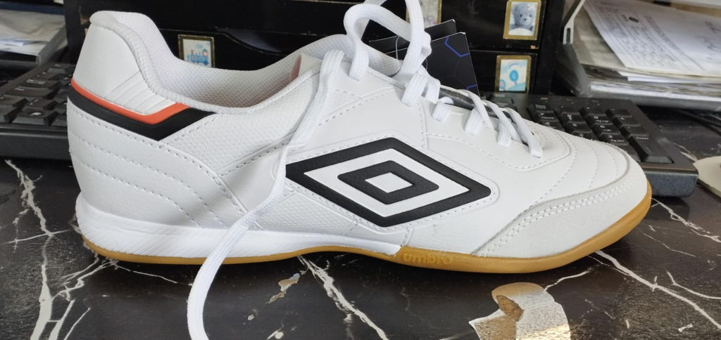 Chuteira Futsal Umbro Speciali Classic Unissex | Santos Store