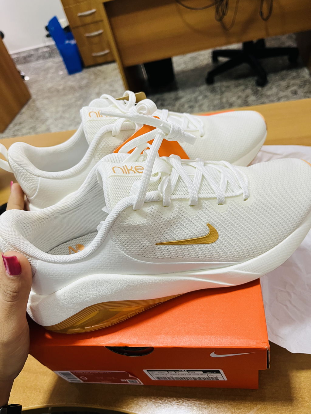 Tênis Nike Air Zoom Bella 7 Feminino - Branco+Laranja | Netshoes